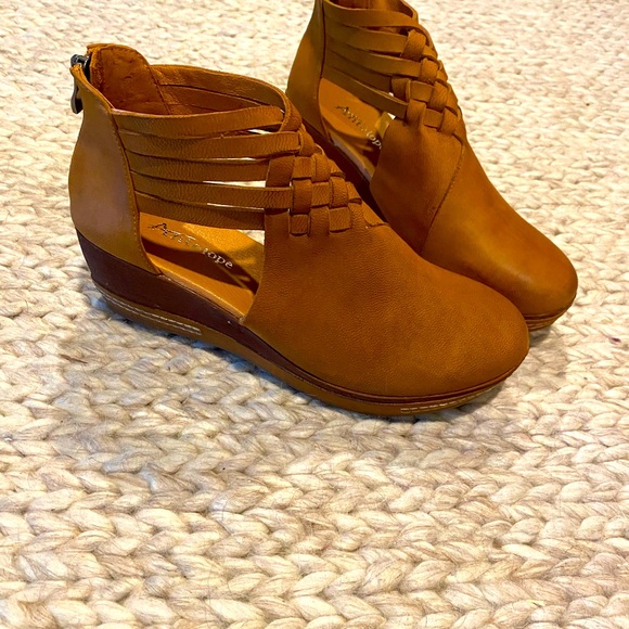 Antelope Collection Size 40, beautiful leather and brand new with dust bag. - Picture 8 of 11